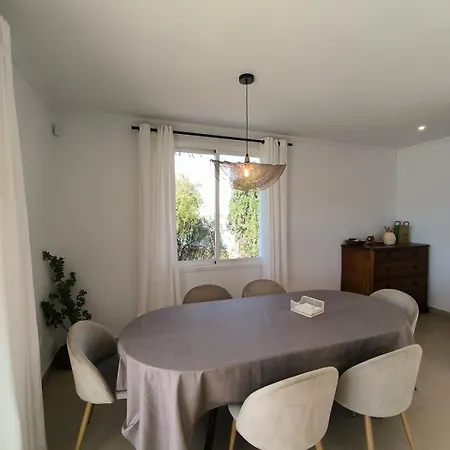 Вилла Frontline Of The Sea, 3 2 Baths, Parking